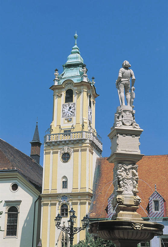 无人,广场,竖图,室外,白天,水,窗户,城市,建筑,路灯,喷泉,雕塑,欧洲,斯洛伐克,雕像,屋顶,塔,首都,图像,背面,蓝色,天空,摄影,人造,照明设备,都市风光,主题,市政厅,自然现象,视角,东欧,万里无云,构图,布拉迪斯拉发,彩图,旅行,时空