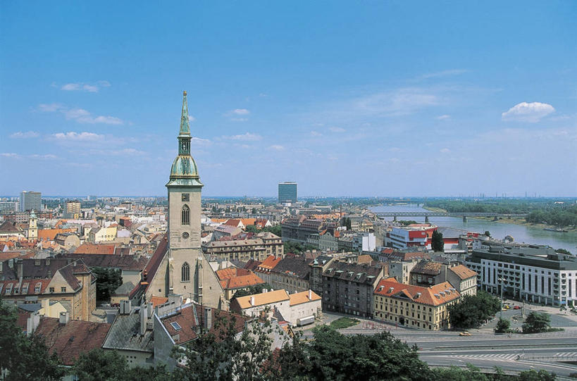 无人,教堂,横图,室外,白天,度假,河流,美景,植物,城市风光,城市,建筑,路,欧洲,斯洛伐克,景观,云,古城,塔,桥,酒类,首都,图像,娱乐,酒,树,饮料,天空,享受,休闲,办公大楼,景色,放松,摄影,宗教,人造,基督教,宗教建筑,都市风光,主题,自然现象,东欧,多瑙河,蒸馏酒,烈酒,构图,布拉迪斯拉发,灵性,彩图,旅行,时空