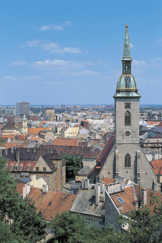 无人,教堂,竖图,室外,白天,度假,美景,植物,城市风光,城市,建筑,欧洲,斯洛伐克,屋顶,景观,云,古城,钟楼,塔,酒类,首都,图像,娱乐,酒,树,饮料,天空,享受,休闲,景色,放松,摄影,宗教,人造,基督教,宗教建筑,都市风光,主题,自然现象,东欧,蒸馏酒,烈酒,构图,布拉迪斯拉发,灵性,彩图,旅行,时空