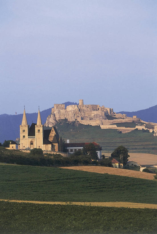 无人,教堂,竖图,室外,白天,旅游,度假,美景,建筑,欧洲,斯洛伐克,城堡,地形,景观,酒类,图像,历史,娱乐,酒,草,饮料,蓝色,天空,自然,享受,休闲,景色,放松,摄影,宗教,人造,基督教,宗教建筑,自然风光,主题,自然现象,东欧,万里无云,蒸馏酒,烈酒,构图,灵性,彩图,旅行,大教堂,时空,时代