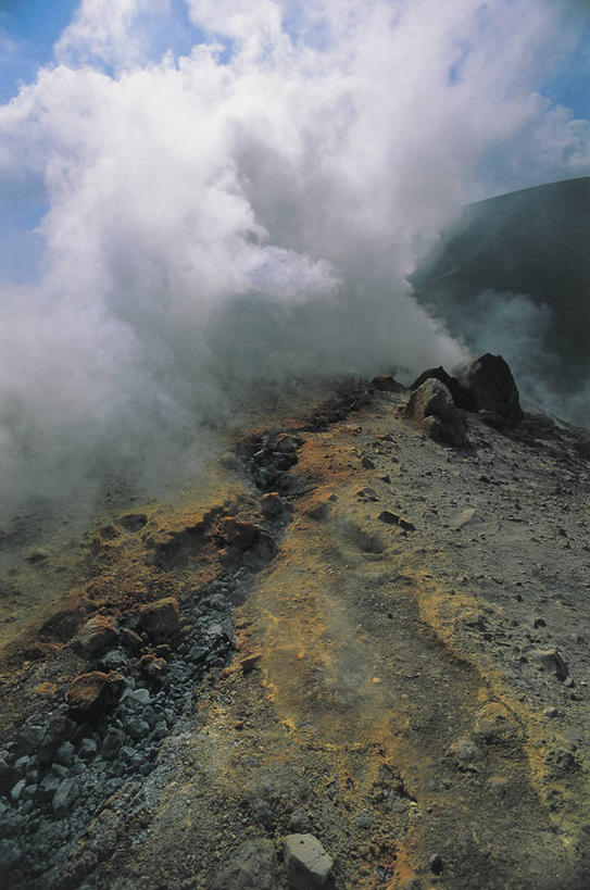 无人,竖图,室外,白天,旅游,度假,火山,美景,山,意大利,欧洲,蒸汽,岛,火山口,景观,云,自然灾害,图像,娱乐,白色,天空,自然,享受,休闲,概念,景色,放松,摄影,西西里,地中海文化,南欧,自然风光,主题,自然现象,野地,地貌,火山岛,构图,地质学,伊奥利亚群岛,自然地理,活火山,岩石,彩图,旅行,墨西拿省,时空,发光二级管,传统文化
