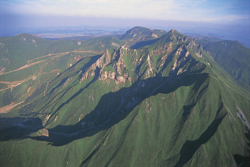 无人,横图,俯视,室外,白天,旅游,度假,石头,美景,山,山脉,峡谷,法国,欧洲,石子,地形,景观,山谷,图像,娱乐,草,天空,自然,享受,休闲,概念,景色,放松,摄影,灌木,岩层,地中海文化,自然风光,主题,自然现象,视角,中欧,地貌,万里无云,构图,地质学,奥弗涅,多姆山,自然地理,石块,岩石,彩图,高角度拍摄,旅行,时空,传统文化