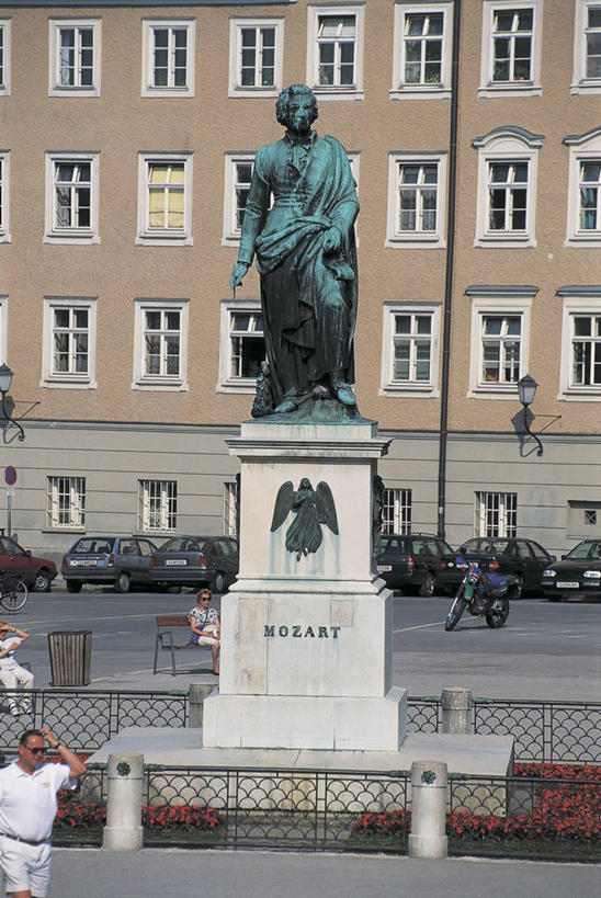 成年人,三个人,人群,栏杆,站,坐,竖图,室外,白天,窗户,城市,建筑,路灯,摩托车,汽车,雕塑,奥地利,欧洲,艺术,装饰,标志,雕刻,雕像,符号,长椅,纪念碑,机动车,首都,图像,标识,座位,车,工艺品,交通工具,运输,摄影,纪念,美术,人造,照明设备,都市风光,载具,边界,主题,陈列,中欧,莫扎特,功能,美学,性别符号,构图,萨尔茨堡,萨尔茨堡州,沃尔夫冈.阿玛多伊斯.莫扎特,男人,男性,女人,女性,作曲家,彩图,旅行,时空,男性符号