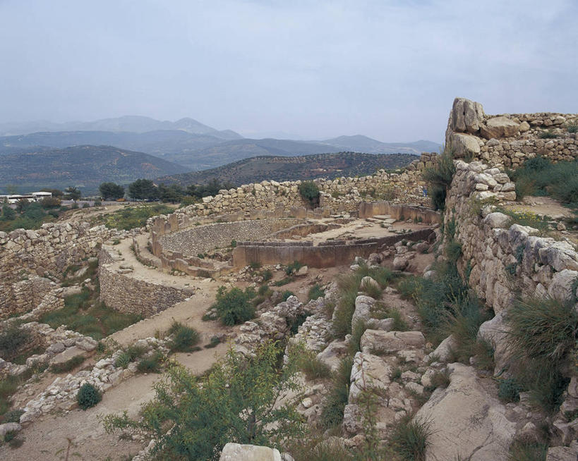 无人,横图,俯视,室外,白天,植物,建筑,希腊,欧洲,云,围墙,图像,历史,石墙,废墟,树,天空,墓地,摄影,考古学,人造,风格,地中海文化,南欧,主题,自然现象,视角,构图,古希腊,古代文明,伯罗奔尼撒,彩图,高角度拍摄,旅行,时空,迈锡尼,传统文化,状态