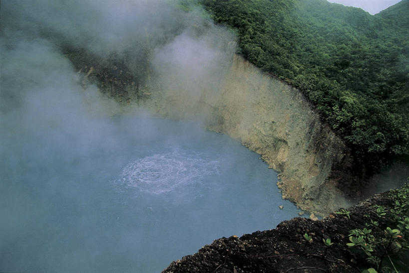 无人,横图,俯视,室外,白天,旅游,度假,湖,美景,山,水,温泉,植物,加勒比海,多米尼加,地形,河岸,景观,流水,水边,图像,娱乐,树,风景,小溪,自然,泡泡,地标建筑,享受,休闲,概念,景色,大西洋,放松,摄影,宁静,北美,西印度群岛,自然风光,主题,美洲,自然现象,视角,地貌,间歇泉,小安的列斯群岛,构图,安的列斯群岛,死水,自然地理,彩图,高角度拍摄,旅行,时空,状态