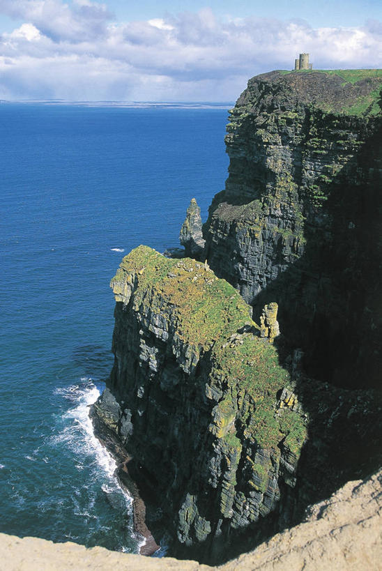 无人,竖图,室外,白天,旅游,度假,海洋,美景,水,欧洲,地平线,海岸线,景观,水平线,悬崖,云,图像,娱乐,蓝色,风景,天空,自然,地标建筑,享受,休闲,概念,景色,大西洋,放松,摄影,宁静,自然风光,北欧,主题,自然现象,芒斯特省,爱尔兰共和国,构图,克莱尔郡,地质学,自然地理,岩石,彩图,旅行,时空,巴伦,爱尔兰文化