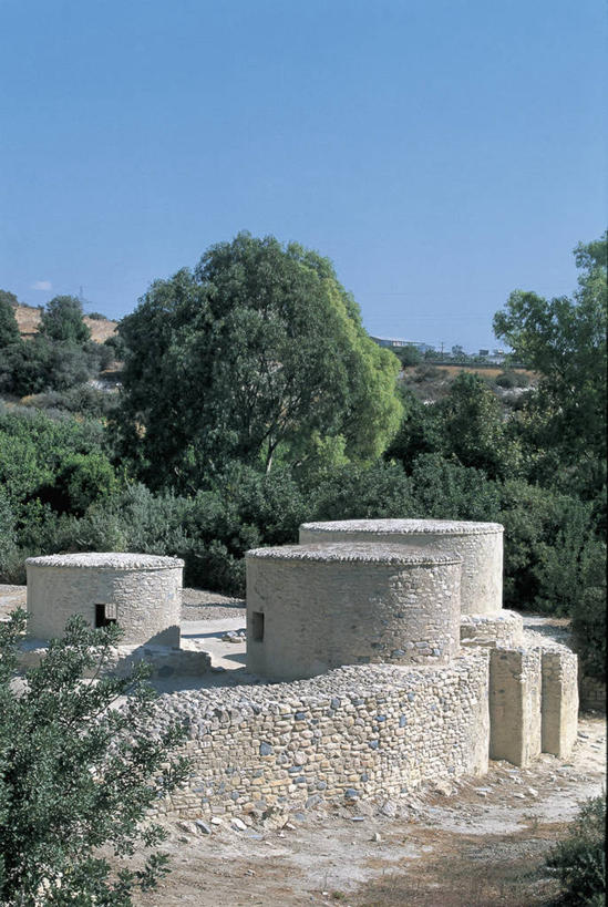 无人,竖图,俯视,室外,白天,植物,建筑,塞浦路斯,亚洲,阴影,乡村,围墙,图像,历史,石墙,废墟,树,蓝色,天空,摄影,考古学,人造,中东,地中海文化,南欧,主题,视角,万里无云,构图,古代文明,古代史,拉纳卡,彩图,高角度拍摄,旅行,石器时代,时空,传统文化,状态