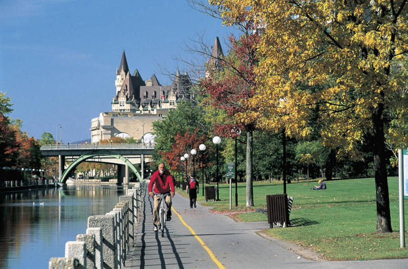 成年人,两个人,公园,栏杆,横图,室外,白天,植物,城市,建筑,路,路灯,自行车,汽车,加拿大,反射,路标,流水,小路,桥,首都,图像,车,脚踏车,草,树,绿色,天空,交通工具,季节,运输,摄影,运河,人造,北美,照明设备,载具,边界,主题,美洲,万里无云,构图,安大略省,渥太华,男人,秋天,彩图,旅行,里多运河,时空,自行车道