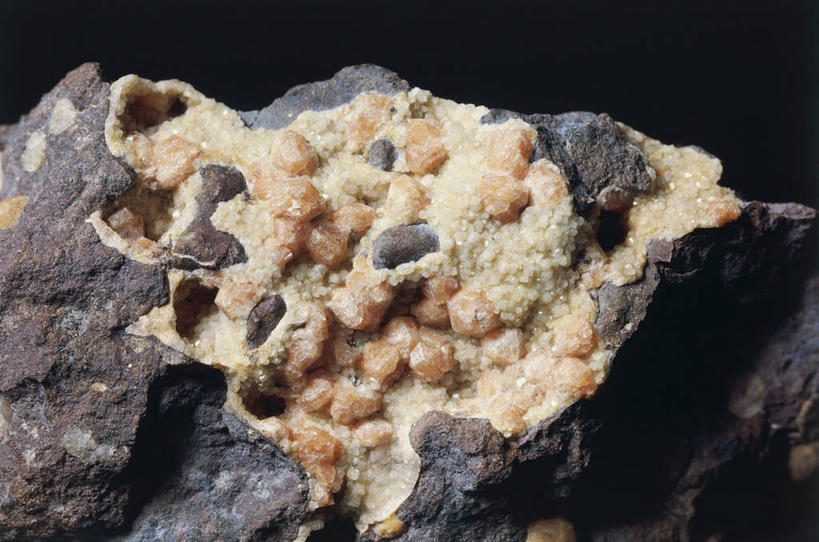 无人,横图,室内,特写,黑色背景,粗糙,金属,褐色,图像,黑色,自然,摄影,毛糙,主题,自然现象,铝,构图,地质学,矿物质,钠,自然地理,岩石,彩图,影棚拍摄,粗拙,状态