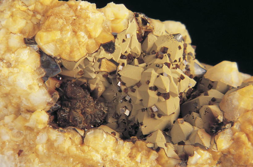 无人,横图,室内,特写,黑色背景,粗糙,金属,图像,黑色,自然,摄影,矿产,毛糙,矿物,主题,自然现象,构图,地质学,矿物质,钡,自然地理,岩石,彩图,影棚拍摄,时空,粗拙,状态,金属矿产