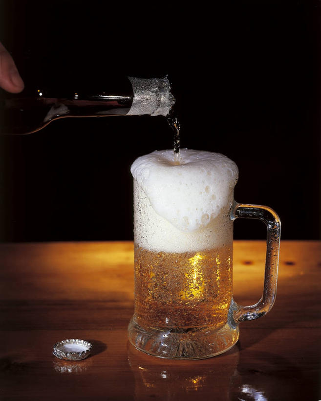 啤酒,无人,竖图,室内,特写,桌子,静物,倒,黑色背景,酒类,饮食,酒,饮料,啤酒杯,瓶子,啤酒瓶,摄影,部分,充满,彩图,影棚拍摄,社会问题