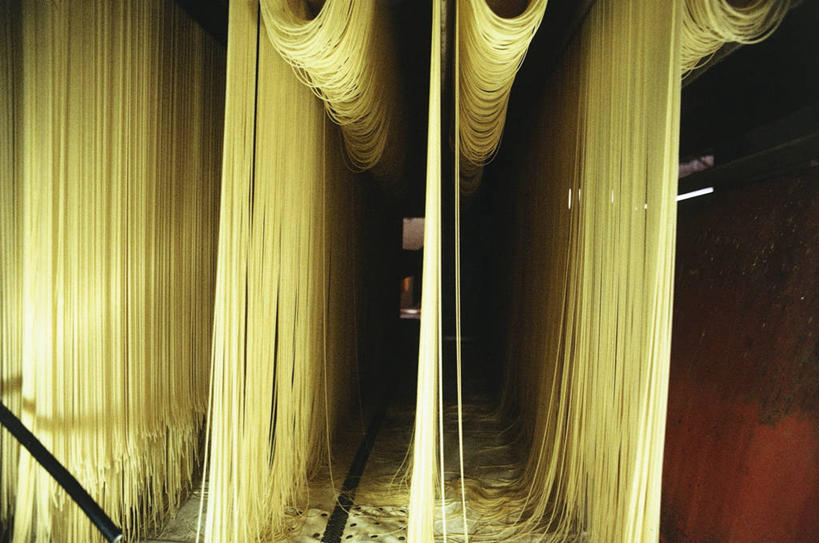 无人,工厂,横图,室内,特写,意大利,欧洲,一排,吊挂,悬挂,准备,整齐,挂,饮食,排列,工业,摄影,生活方式,制造,地中海文化,队列,健康食物,意大利细面条,坎帕尼亚,烘干,彩图