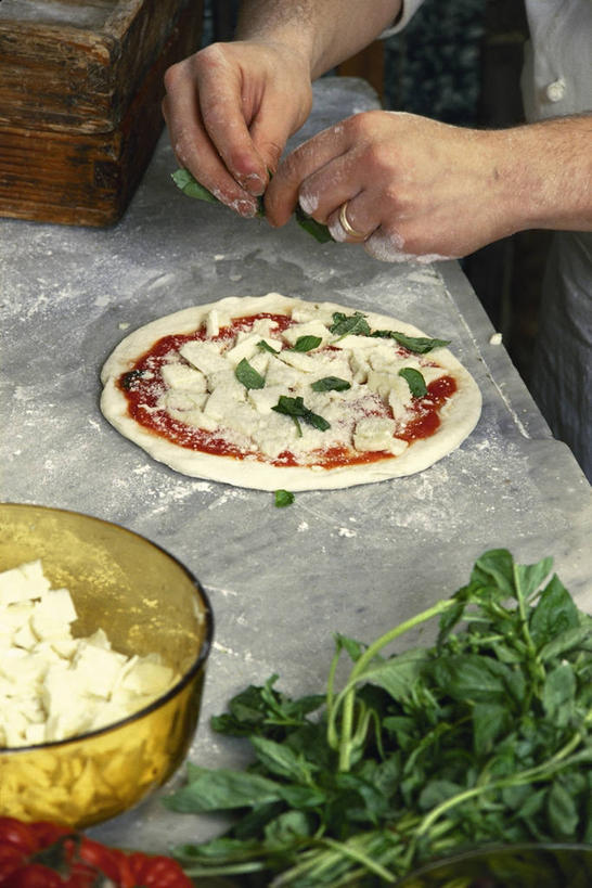 手,一个人,竖图,俯视,室内,辣椒,意大利,欧洲,准备,拿着,饮食,红色,汤匙,碗,做,番茄沙司,人体,摄影,生活方式,地中海文化,清新,彩椒,健康食物,比萨饼,辣角,红海椒,大椒,辣虎,广椒,坎帕尼亚,甜椒,柿子椒,辣子,海椒,番椒,灯笼椒,彩图,高角度拍摄,小麦面粉