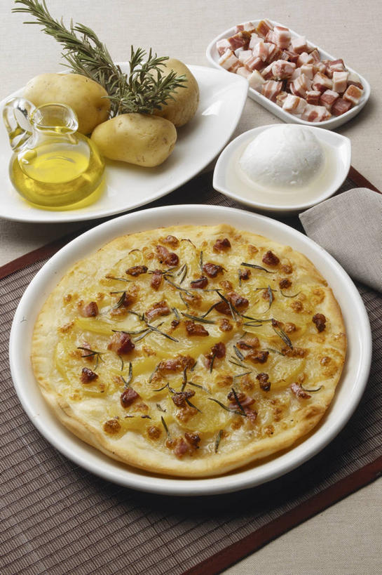 无人,竖图,俯视,室内,蔬菜,静物,叶子,透明,食用油,餐盘,饮食,水壶,盘子,摄影,生活方式,健康食物,比萨饼,马铃薯,彩图,高角度拍摄