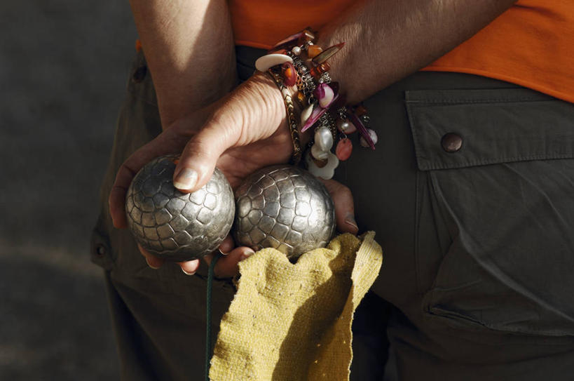 一个人,横图,室外,特写,白天,锻炼,运动,竞争,法国,欧洲,仅一个男性,朦胧,模糊,金属,速度,拿着,休闲装,娱乐,运动器械,背面,健身器械,力量,平衡,摄影,技巧,协调,普罗旺斯,地中海文化,健身器材,灵敏,法国文化,柔韧,滨海阿尔卑斯,趣味,耐力,抗争,地掷球,滚球,体育,休闲活动,彩图,健身,运动器材,传统文化,法式滚球