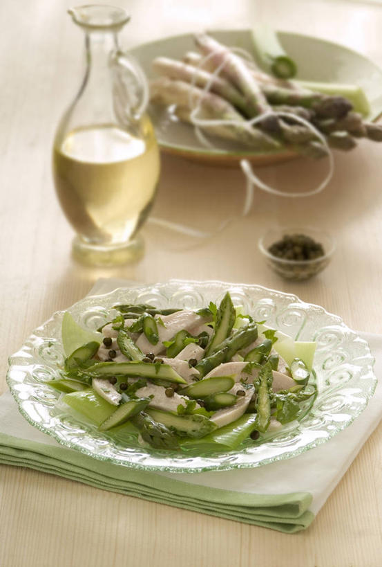 点心,无人,竖图,室内,特写,静物,醋,沙拉,食品,甜点,甜品,饮食,食物,糕点,盘子,餐巾,瓶子,甜食,摄影,陈醋,彩图,鸡丁沙拉