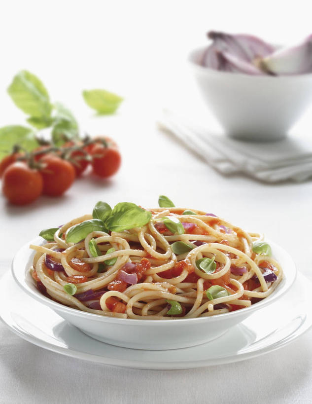 无人,竖图,俯视,室内,特写,白色背景,蔬菜,西红柿,静物,意大利食品,饮食,盘子,餐巾,碗,番茄沙司,摄影,罗勒,意大利文化,健康食物,意大利细面条,彩图,高角度拍摄,影棚拍摄,对焦