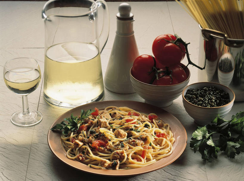 无人,横图,室内,特写,西红柿,静物,白葡萄酒,酒类,鲔鱼,杯,饮食,酒,水壶,饮料,盘子,碗,摄影,葡萄酒杯,意大利细面条,海产,彩图