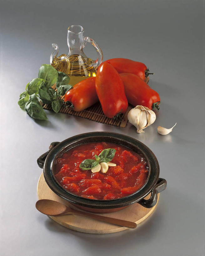 无人,竖图,室内,特写,烹饪,辣椒,静物,调料,食用油,料理,食品,菜肴,美食,饮食,食物,红色,瓶子,碗,番茄沙司,摄影,佳肴,彩椒,辣角,红海椒,大椒,辣虎,广椒,开胃酱,甜椒,柿子椒,辣子,海椒,番椒,灯笼椒,大蒜,彩图,影棚拍摄