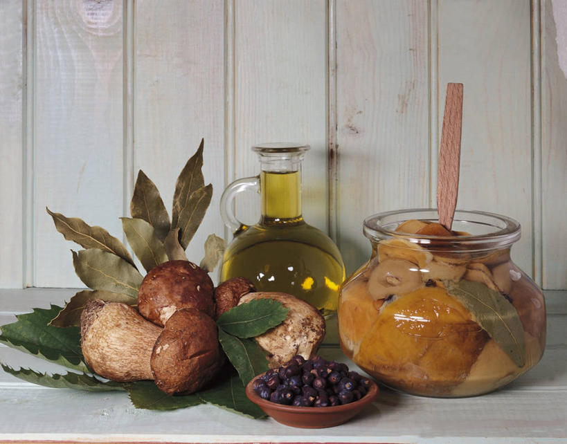 无人,横图,室内,特写,烹饪,水果,叶子,透明,液体,生食,橄榄油,料理,食品,褐色,菜肴,美食,饮食,食物,碗,摄影,佳肴,生活方式,草本,月桂叶,香叶,广口瓶,健康食物,天竺桂,香桂叶,桂叶,美味牛肝菌,野玫瑰,月桂,彩图