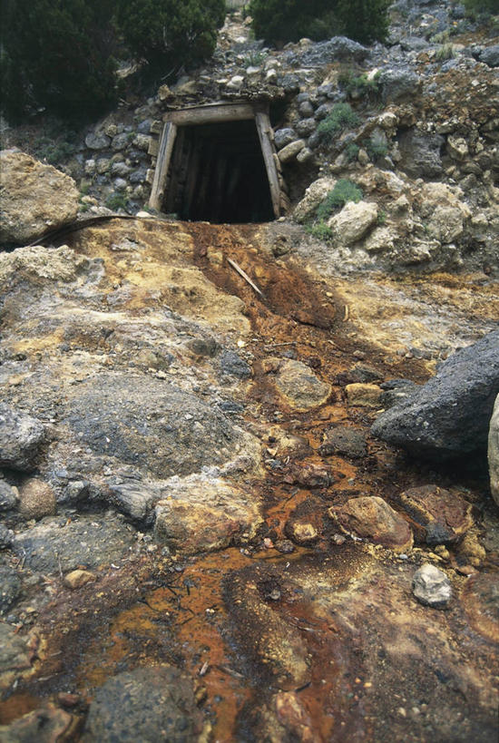 无人,竖图,室外,白天,仰视,旅游,度假,采矿业,美景,意大利,欧洲,岛,景观,娱乐,自然,享受,休闲,景色,放松,工业,摄影,矿产,地中海文化,矿物,自然风光,意大利文化,托斯卡纳区,矿物质,岩石,彩图,低角度拍摄,金属矿产