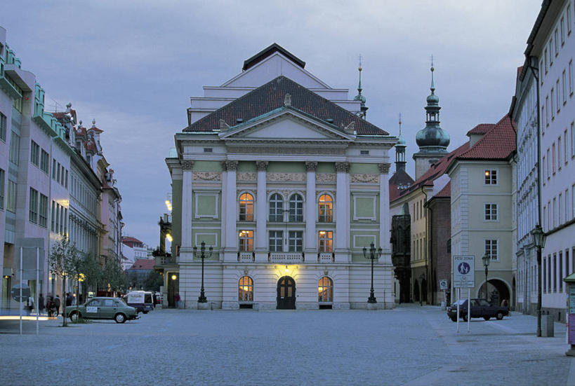 无人,学校,教学楼,广场,横图,室外,日落,窗户,城市,建筑,汽车,欧洲,光,云,首都,教育,校园,车,地标建筑,交通工具,教室,运输,摄影,地中海文化,载具,捷克共和国,布拉格,旧城区,彩图,旅行,大学,教学大楼