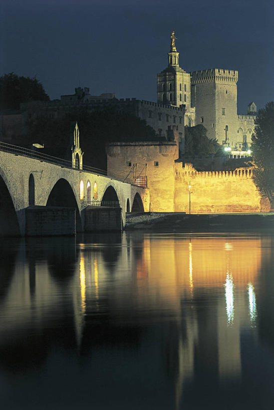 无人,宫殿,竖图,室外,夜晚,河流,城市,建筑,法国,欧洲,反射,城镇,拱门,联系,历史,拱桥,树,地标建筑,摄影,宗教,照亮,基督教,普罗旺斯,地中海文化,法国文化,万里无云,教皇宫,亚维尼翁,彩图,断桥,罗讷河,过去