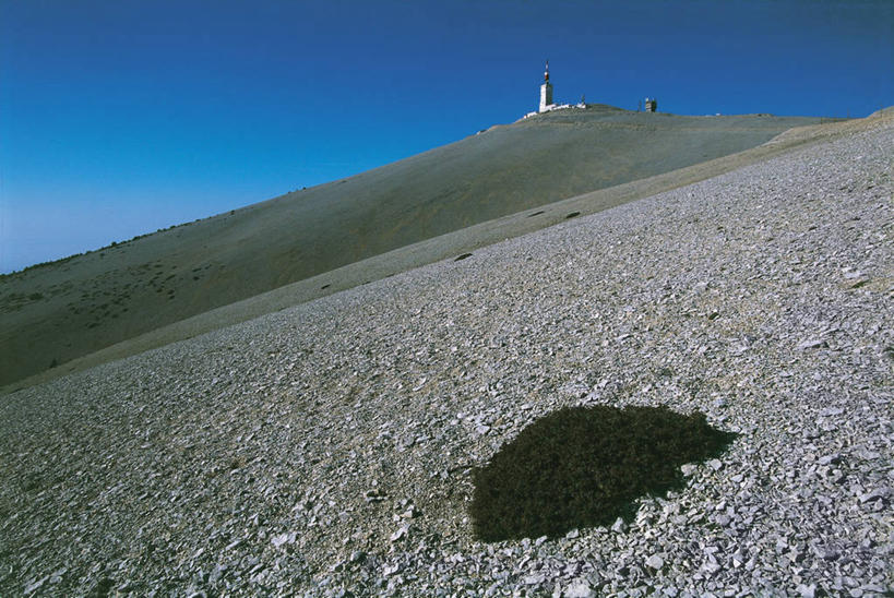 无人,天文台,横图,室外,白天,仰视,技术,山,道路,法国,欧洲,信息,实验室,地平线,地形,辽阔,灯塔,地面,交通,天气,方向,广阔,摄影,引导,指导,指引,保护,一望无际,普罗旺斯,地中海文化,延伸,万里无云,冯杜山,天地相交,航标,无边无际,一马平川,彩图,低角度拍摄,导航