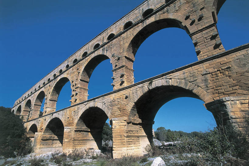 无人,横图,室外,白天,仰视,城市,建筑,法国,欧洲,拱门,桥,沟渠,历史,砖墙,废墟,树,蓝色,地标建筑,运输,摄影,考古学,工程,地中海文化,法国文化,加德桥,万里无云,尼姆,古代文明,彩图,低角度拍摄,过去