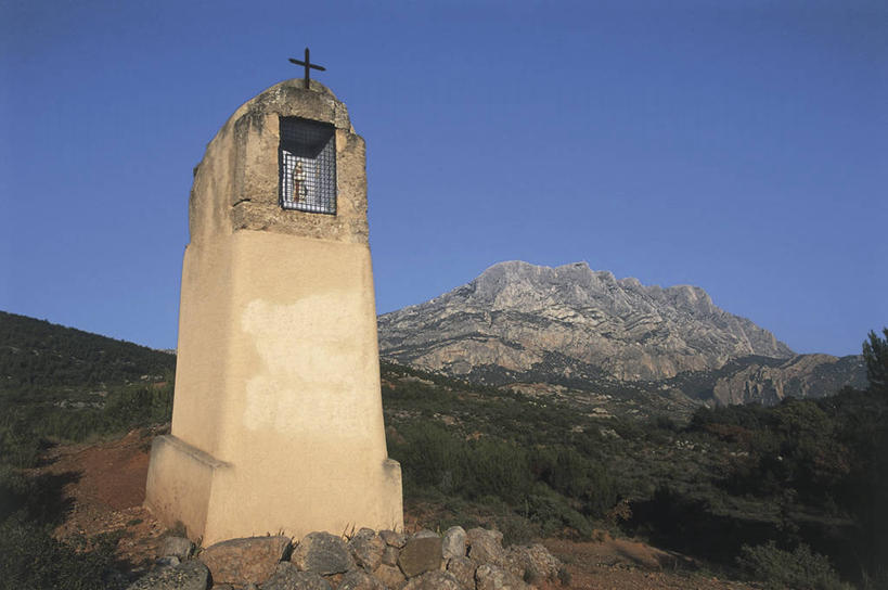 无人,横图,室外,白天,仰视,旅游,度假,美景,山,建筑,法国,欧洲,十字架,景观,历史,娱乐,废墟,蓝色,自然,享受,休闲,景色,放松,摄影,宗教,宁静,基督教,普罗旺斯,地中海文化,自然风光,万里无云,灵性,岩石,彩图,低角度拍摄,圣维克多山,过去