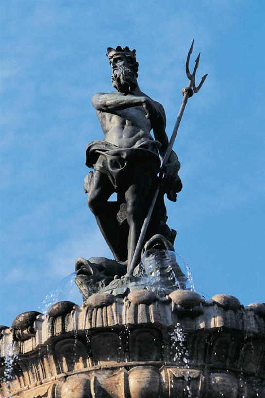 无人,竖图,室外,白天,仰视,水,建筑,喷泉,雕塑,意大利,欧洲,标志,雕像,符号,云,标识,天空,摄影,地中海文化,南欧,意大利文化,海王星喷泉,意大利共和国,性别符号,特伦托,特伦蒂诺.上阿迪杰大区,彩图,低角度拍摄,男性符号