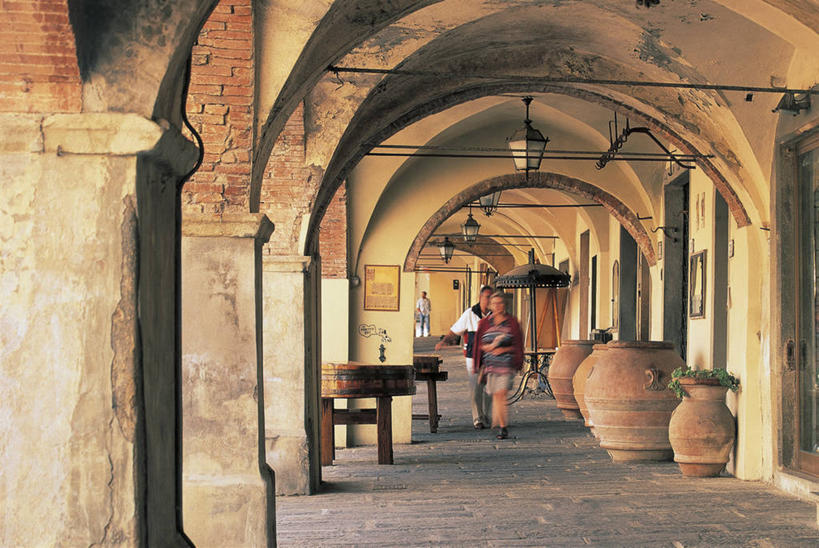 三个人,横图,室内,建筑,意大利,欧洲,朦胧,模糊,灯笼,柱子,拱门,容器,摄影,托斯卡纳,地中海文化,南欧,意大利文化,托斯卡纳区,意大利共和国,拱廊,托斯卡纳大区,奇扬第,步行,彩图