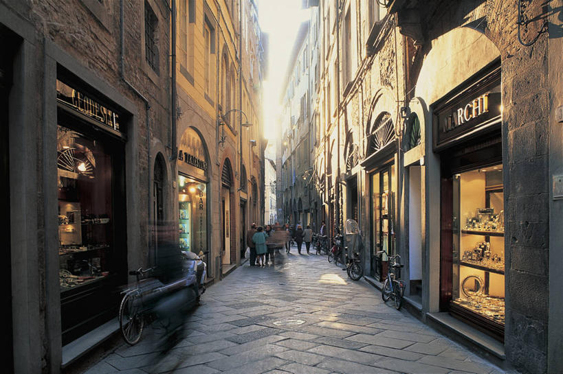 人群,商店,横图,室外,白天,商务,城市,建筑,街道,自行车,汽车,意大利,欧洲,朦胧,模糊,拱门,车,交通工具,零售,运输,摄影,地中海文化,载具,意大利文化,托斯卡纳区,卢卡,彩图