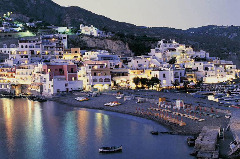 无人,横图,室外,海洋,山,建筑,船,意大利,欧洲,反射,岛,天空,自然,黄昏,运输,摄影,地中海文化,意大利文化,坎帕尼亚,海滩,彩图,旅行,伊斯基亚岛