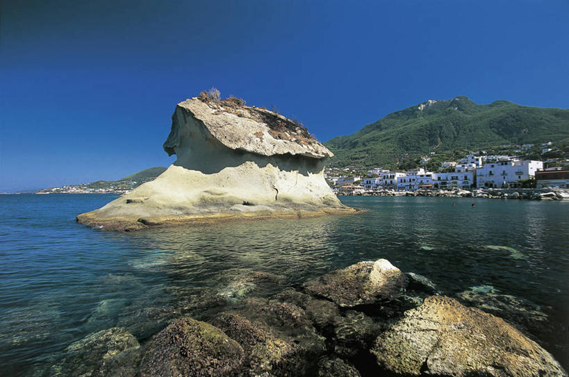 无人,横图,室外,白天,海洋,山,建筑,意大利,欧洲,岛,蓝色,摄影,岩层,地中海文化,意大利文化,万里无云,坎帕尼亚,岩石,彩图,伊斯基亚岛