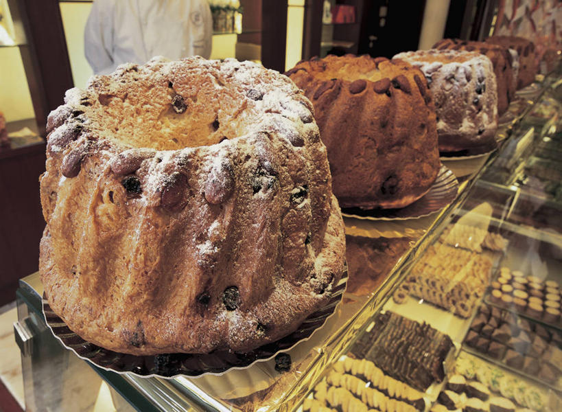 一个人,横图,室内,特写,商务,法国,欧洲,一排,准备,朦胧,模糊,整齐,食品,饮食,排列,零售,摄影,阿尔萨斯,地中海文化,队列,法国文化,面包店,彩图,蛋糕,小麦面粉,奶油圆蛋糕