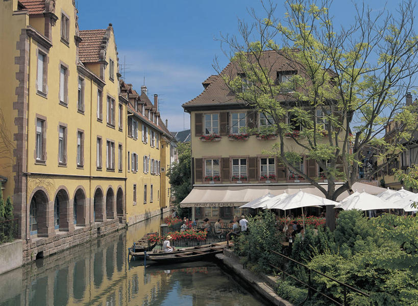 人群,横图,室外,白天,城市,建筑,船,法国,欧洲,朦胧,模糊,反射,云,拱门,树,天空,运输,摄影,运河,阿尔萨斯,地中海文化,遮阳篷,斯特拉斯堡,彩图