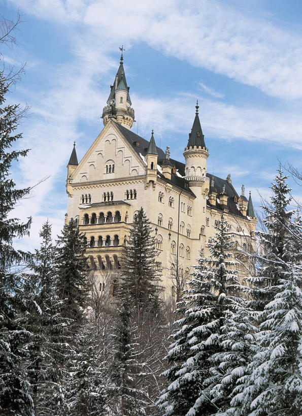 无人,竖图,室外,白天,仰视,雪,雪山,建筑,德国,欧洲,城堡,云,冬天,尖顶,历史,树,风景,天空,自然,寒冷,季节,摄影,保护,地中海文化,德国文化,新天鹅城堡,巴伐利亚,彩图,低角度拍摄,过去