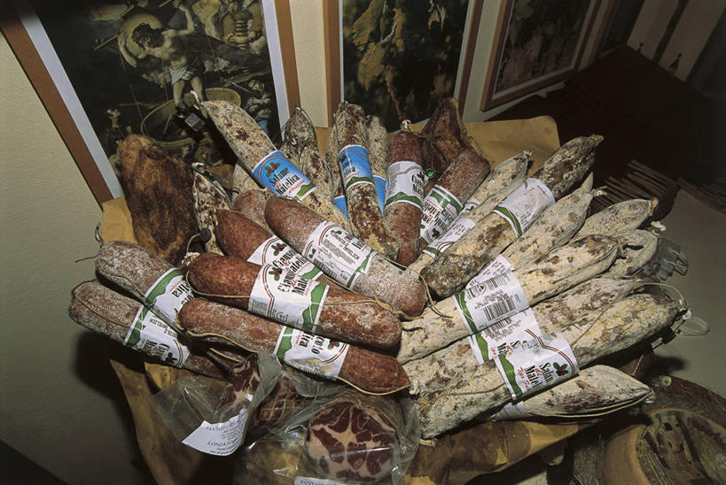 无人,商店,横图,俯视,室内,特写,烹饪,意大利,欧洲,许多,肉,料理,食品,意大利食品,很多,菜肴,美食,饮食,食物,零售,摄影,佳肴,地中海文化,选择,意大利腊肠,意大利文化,彩图,高角度拍摄