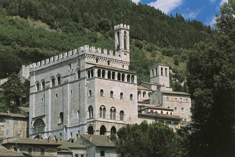 无人,横图,室外,白天,仰视,窗户,建筑,意大利,欧洲,云,城镇,拱门,树,风景,天空,摄影,宁静,地中海文化,意大利文化,翁布里亚大区,古比奥,彩图,低角度拍摄