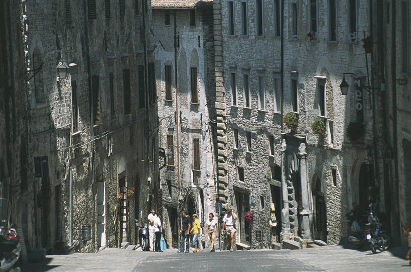 人群,站,横图,室外,白天,窗户,建筑,街道,意大利,欧洲,阴影,朦胧,模糊,历史,废墟,摄影,地中海文化,意大利文化,翁布里亚大区,古比奥,彩图,过去