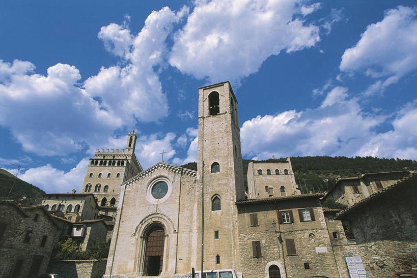 无人,教堂,横图,室外,白天,仰视,窗户,建筑,意大利,欧洲,节日,云,拱门,文化,天空,祈祷,健康,许愿,摄影,宗教,信仰,纪念,祈求,基督教,宗教建筑,地中海文化,天主教,意大利文化,翁布里亚大区,灵性,古比奥,平安,彩图,低角度拍摄