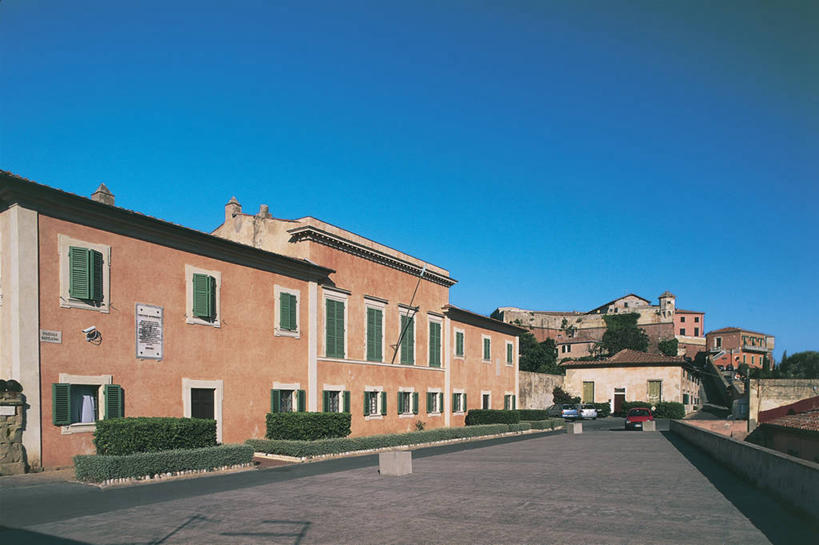 无人,横图,室外,白天,窗户,城市,建筑,路,意大利,欧洲,阴影,岛,路边,城镇,天空,摄影,宁静,地中海文化,意大利文化,托斯卡纳区,万里无云,厄尔巴岛,费拉约港,彩图