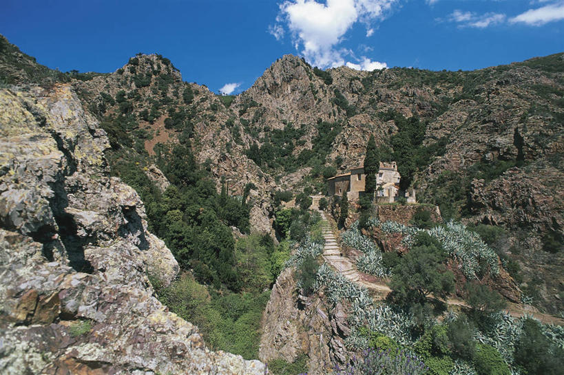 无人,横图,俯视,室外,白天,旅游,度假,美景,山,山脉,意大利,欧洲,景观,云,娱乐,树,天空,自然,享受,休闲,景色,放松,摄影,岩层,地中海文化,自然风光,意大利文化,托斯卡纳区,厄尔巴岛,岩石,彩图,高角度拍摄