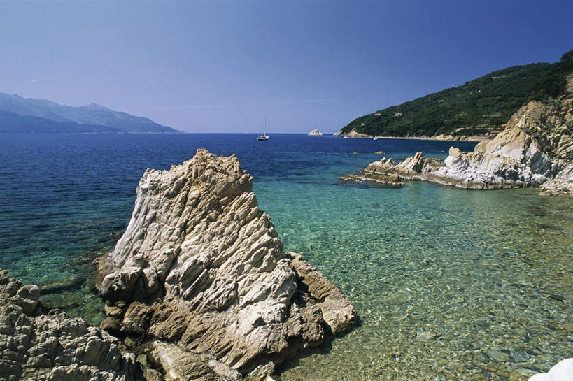 无人,横图,室外,白天,旅游,度假,海洋,美景,山,意大利,欧洲,岛,景观,娱乐,风景,天空,自然,享受,休闲,景色,放松,摄影,宁静,岩层,地中海文化,自然风光,意大利文化,托斯卡纳区,万里无云,厄尔巴岛,海滩,岩石,彩图