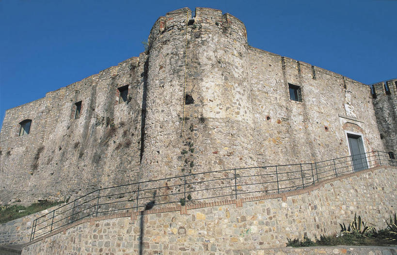 无人,栏杆,横图,室外,白天,仰视,建筑,意大利,欧洲,城堡,大门,苔藓,首都,历史,石墙,废墟,蓝色,摄影,地中海文化,南欧,意大利文化,万里无云,意大利共和国,利古里亚,利古里亚大区,圣乔治城堡,彩图,低角度拍摄,拉斯佩齐亚省,过去