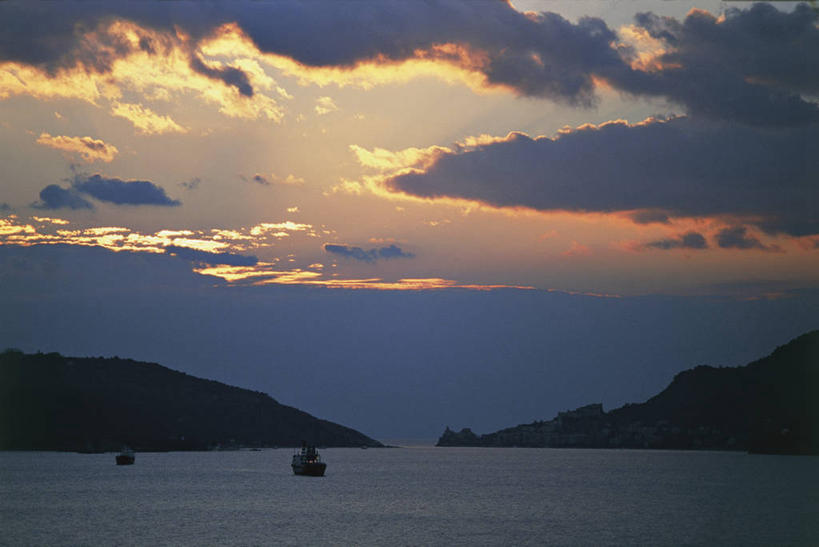 无人,横图,室外,海洋,日落,山,船,意大利,欧洲,水平线,云,风景,天空,自然,运输,摄影,地中海文化,南欧,剪影,意大利文化,意大利共和国,利古里亚,利古里亚大区,彩图,拉斯佩齐亚省