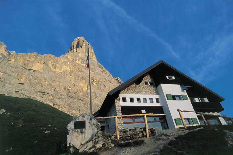 无人,横图,室外,白天,仰视,建筑,意大利,欧洲,云,草,天空,摄影,岩层,地中海文化,意大利文化,威尼托大区,多洛米蒂山脉,岩石,彩图,低角度拍摄