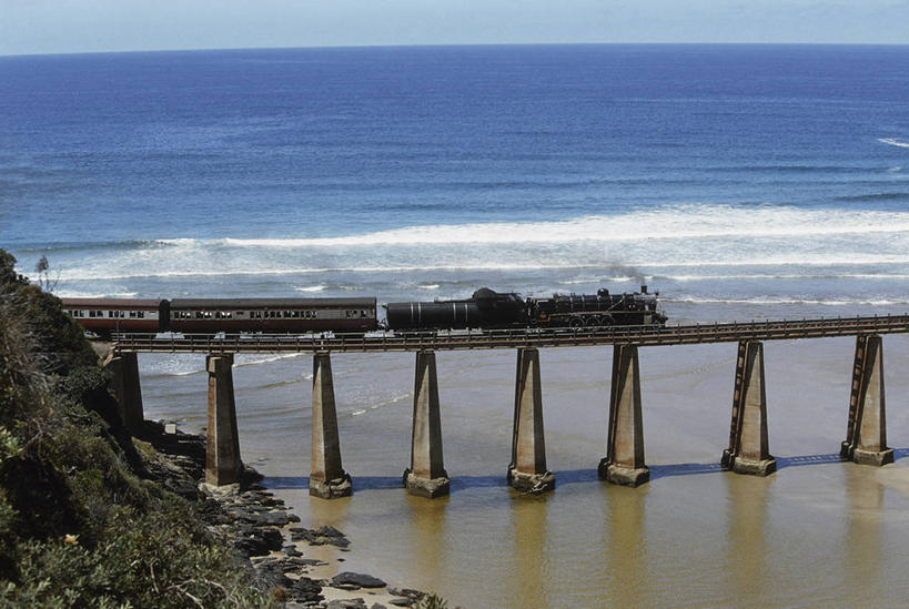 无人,横图,室外,白天,河流,路,铁路,火车,非洲,南非,乘客,阴影,蒸汽,十字架,水平线,桥,轨道,公共交通,交通,铁轨,天空,波浪,运输,摄影,客车,万里无云,花园大道,蒸汽机车,彩图,旅行