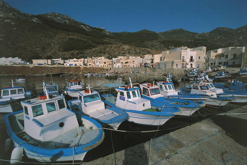 无人,横图,俯视,室外,白天,山,山脉,城市,建筑,船,意大利,欧洲,停靠,阴影,岛,城镇,天空,绳子,运输,摄影,西西里,地中海文化,停泊,意大利文化,万里无云,埃加迪群岛,彩图,高角度拍摄,旅行,海港